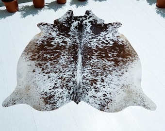 ブラウン＆ホワイトの牛革ラグ：天然の斑点模様のレザーカーペット