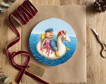 Quadro rotondo stravagante su tela: marinaio su un galleggiante a forma di unicorno, divertente decorazione murale a tema costiero.