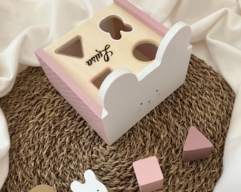 Wooden shape sorter with name - Easter bunny box - Personalized bunny shape sorter box - Early childhood development and baby gift - Montessori motor skills toy