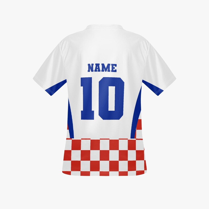 Peut inclure: Maillot de football blanc avec des d&eacute;tails bleus et le num&eacute;ro 10. Le maillot pr&eacute;sente un motif &agrave; carreaux rouges et blancs en bas. Le mot "NAME" est imprim&eacute; au-dessus du num&eacute;ro.