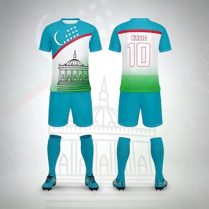 Op de afbeelding: Een complete turquoise voetbaltenueset, inclusief een shirt, shorts en sokken. Het shirt heeft een wit paneel met een maan- en sterrenontwerp en een gebouwillustratie. De achterkant van het shirt heeft nummer 10.