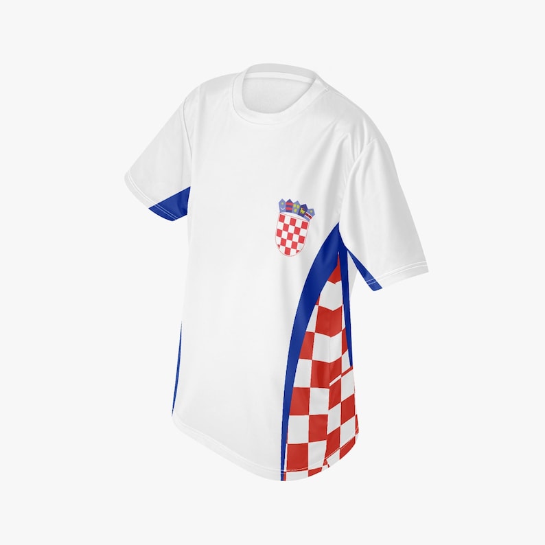 Peut inclure: T-shirt blanc avec des d&eacute;tails bleus et les armoiries croates. Le t-shirt pr&eacute;sente un motif &agrave; carreaux rouges et blancs sur le c&ocirc;t&eacute; et une bordure bleue. Le design est un clin d'&oelig;il &agrave; la fiert&eacute; nationale croate.