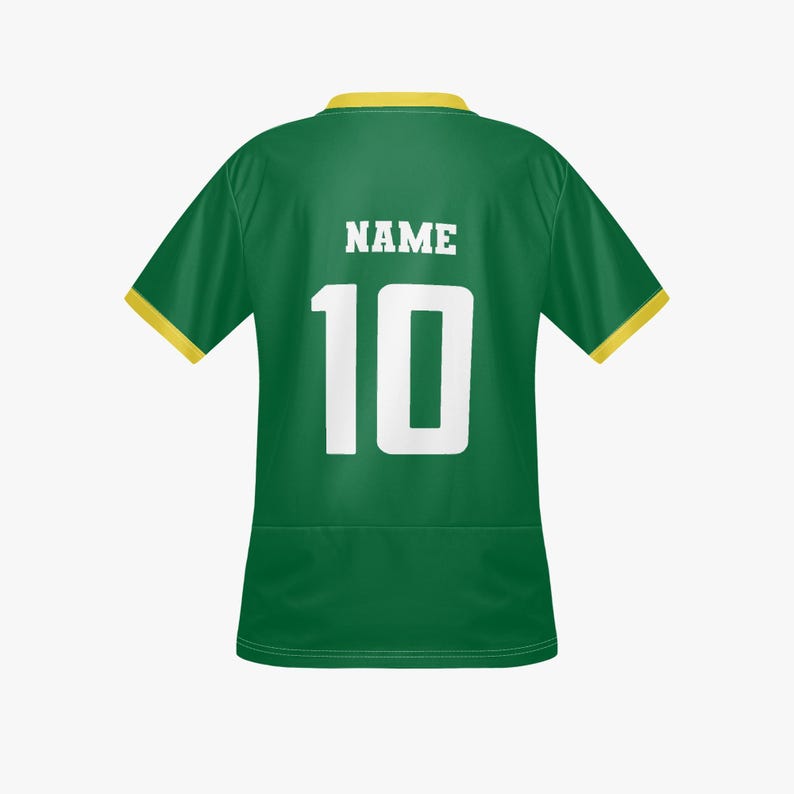 以下が含まれることがあります： 襟と袖に黄色のトリムが付いた緑色のスポーツジャージ。背中には、白いブロック体の数字10と、その上に「NAME」の文字が表示されています。ジャージは滑らかな、おそらく合成繊維で作られています。
