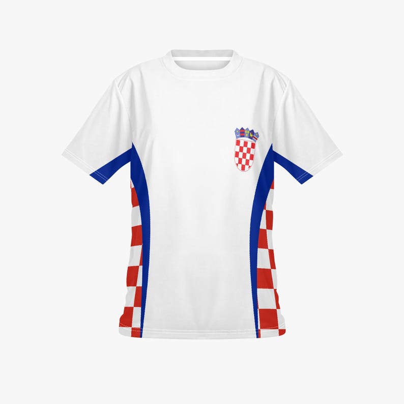 Peut inclure: T-shirt blanc avec des d&eacute;tails bleus et rouges. Le maillot pr&eacute;sente les armoiries croates sur la poitrine et des panneaux &agrave; carreaux rouges et blancs sur les c&ocirc;t&eacute;s. Les manches ont une bordure bleue.