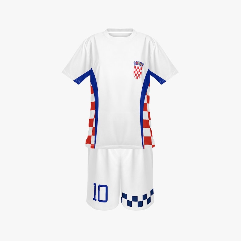 Peut inclure: Un uniforme de football blanc avec des d&eacute;tails bleus et rouges. Le maillot arbore un &eacute;cusson du drapeau croate et des bordures bleues. Le short affiche le num&eacute;ro 10 en bleu. L'ensemble pr&eacute;sente un motif &agrave; carreaux.
