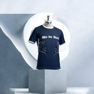 Op de afbeelding: Marineblauw T-shirt met korte mouwen en witte accenten op de kraag en mouwen. De tekst "Allez les Bleus" en een vleugelontwerp sieren de voorkant. Het T-shirt wordt gepresenteerd op een mannequin.