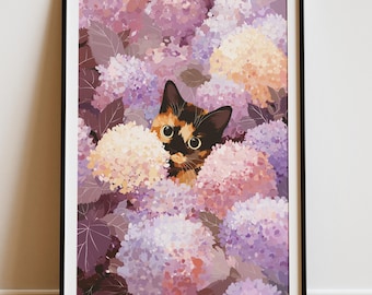 Puede incluir: Impresión artística enmarcada que muestra un gato carey asomándose desde un grupo de flores de hortensia moradas, rosas y crema. El gato tiene pelaje negro, naranja y blanco. La obra de arte está colocada contra una pared blanca.