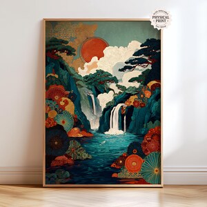 Op de afbeelding: Ingelijste kunstdruk met een Japans geïnspireerd landschap. Het kunstwerk toont watervallen, bergen en een felrode zon. Het kleurenpalet omvat teal, oranje en goud, waardoor een gedetailleerde en serene scène ontstaat. De print zit in een houten lijst.