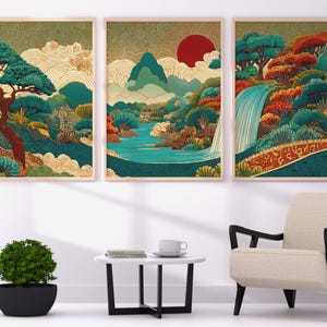Könnte beinhalten: Set aus drei gerahmten Kunstdrucken mit einer stilisierten Landschaft mit Wasserfall, Fluss und Bergen. Das Kunstwerk verwendet eine Farbpalette aus Teal, Gold, Rot und Braun. Die Drucke werden über einem Stuhl und einem Beistelltisch ausgestellt.