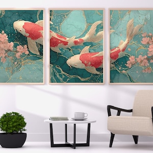 Puede incluir: Tres impresiones artísticas enmarcadas con peces koi nadando en un fondo abstracto turquesa y dorado. Los koi son rojos y blancos, con flores de cerezo rosas. La obra de arte se exhibe encima de una silla y una mesa auxiliar.