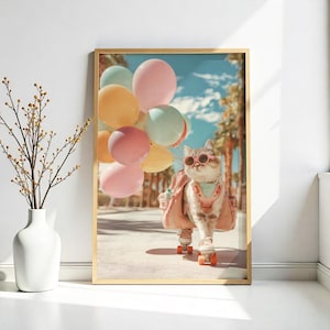 Può includere: Una stampa incorniciata con un gatto con occhiali da sole, uno zaino e pattini a rotelle, che tiene in mano un mazzo di palloncini dai colori pastello. Il gatto è su un sentiero soleggiato con palme sullo sfondo. La stampa è in una cornice dorata.