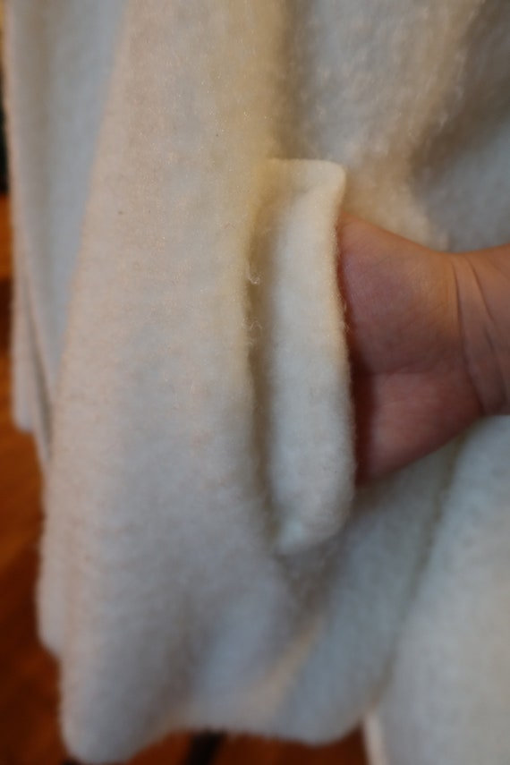 50s or 60s Fuzzy Winter-White Coat - image 5