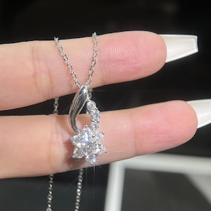 Ronde geslepen bloemhanger van 0,80 kt – moissaniet, labo diamanten ketting van 14 kt goud, 925 zilver, delicate bloemencluster, cadeau voor haar.