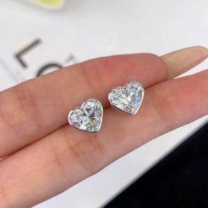 3CTW Herzschliff Diamant Ohrstecker | IGI zertifizierte 14K Weißgold Bezel Set Ohrringe | Romantisches Herz Diamant Geschenk für Sie.