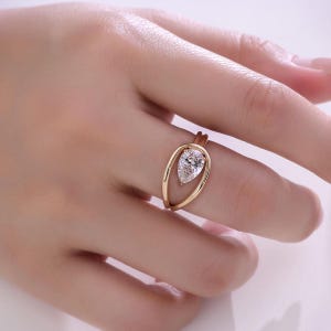2.00 CT Pear Cut Solitaire Ring – Sculptural Bypass Design in 14K Solid Gold – Lab Grown Diamond Statement Ring, Moissanite Option.