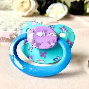 以下が含まれることがあります： 斑点のあるマット仕上げのセラミックマグカップ3個セット。各マグカップは、ライトブルー、クリーム、グレーと異なる色です。マグカップはシンプルでモダンなデザインで、持ちやすいハンドルが付いています。