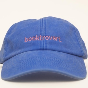 Bestickte booktrovert Kappe | Personalisierte Cap mit Wunschtext | Bestickte Vintage Kappe | Unisex Baseball Cap | Geschenk für Sie & Ihn