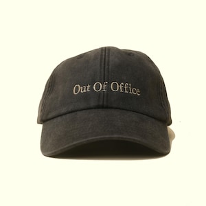 Bestickte out of office Kappe | Personalisierte Cap mit Wunschtext | Bestickte Vintage Kappe | Unisex Baseball Cap | Geschenk für Sie & Ihn