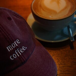 Bestickte more coffee Kappe | Personalisierte Cap mit Wunschtext | Geschenk Männer Frauen | Schneller Versand | Kaffeeliebhaber