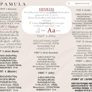 Op de afbeelding: Een beige afbeelding met lettertypevoorbeelden, inclusief hoofdletters en kleine letters, cijfers en symbolen. De afbeelding toont de merknaam "PAMULA" en verschillende lettertypestijlen, zoals "Garam", "Ballant" en "Arial Black".