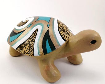Figurine de tortue artisanale unique – Statuette peinte à la main – Idée cadeau tortue – Sculpture tortue