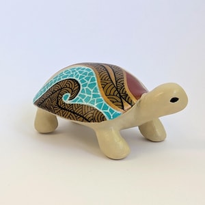 Tartaruga decorativa realizzata a mano in avorio, turchese e bronzo – Statuetta di animale fatta a mano – Decorazione boho ispirata alla natura – Regalo originale ed ecologico