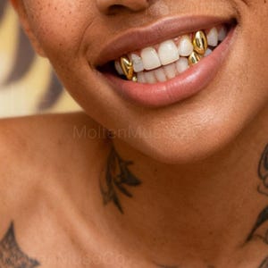 Grillz de presas caninas banhadas a ouro 14K para homens e mulheres, joias de dentes de vampiro estilo hip hop, dentes cravejados de diamantes para festas, fantasias, shows e cosplay.