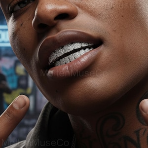 Könnte beinhalten: Nahaufnahme des Mundes einer Person mit diamantbesetzten Zähnen. Die Zähne sind vor den Lippen und der Haut der Person sichtbar. Das Bild ist gut beleuchtet und unterstreicht das Funkeln der Diamanten. Der Markenname "MoltenMuseCo" ist sichtbar.