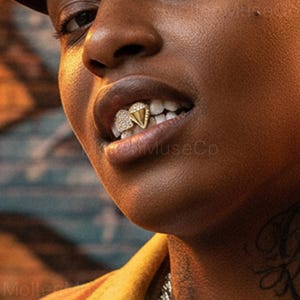 Grillz placcato oro 18 carati ghiacciato, denti da vampiro a V, zirconi cubici, micro-pavé, copridenti ghiacciati, cappellino da festa gotico, hip hop, Halloween, cosplay