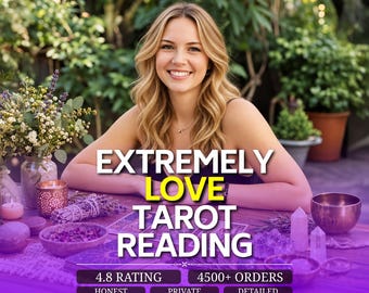 Può includere: Un annuncio per un servizio di lettura dei tarocchi con il testo EXTREMELY LOVE TAROT READING, 4.8 RATING, 4500+ ORDERS, HONEST, PRIVATE, DETAILED. L'immagine mostra un tavolo in legno con un bouquet di fiori, una candela, salvia e cristalli.