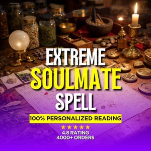 Può includere: Un tavolo con barattoli di vetro, un mortaio, una candela accesa in un supporto dorato e una sfera luminosa. Il testo recita: EXTREME SOULMATE SPELL, 100% PERSONALIZED READING, 4.8 RATING, 4000+ ORDERS, sopra una carta astrologica stampata.