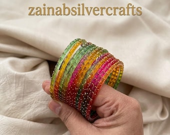 Set van 12 veelkleurige glazen armbanden – minimalistische zirkonia-accenten