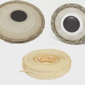 Puede incluir: Dos tambores tabla con parches de color claro y puntos centrales oscuros. Los tambores tienen bordes trenzados en forma de cuerda. También se muestra una bobina de material claro, fino y tejido, probablemente para la reparación o construcción de tambores.