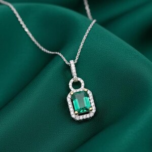 Collar con colgante de esmeralda verde para mujer, chapado en oro blanco de 14L, regalo de joyería para bodas.