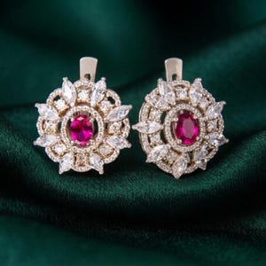 ピンク・ルビーのクラスタースタッドピアス、14Kイエローゴールドメッキのステートメントジュエリー（女性用）