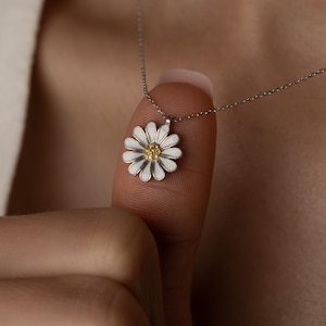 Daisy Flower Necklace , Minimalist Daisy Necklace, Gift for Mom, Summer Jewelry, Gift for Her, Wedding Jewelry, Tiny Flower Chain Necklace