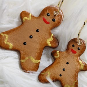 Décorations de Noël pour sapin. Décorations de Noël 2 bonhommes à accrocher. Mesurent 3.5 cm et 5 cm.