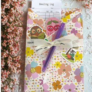 Kit de registro de lectura floral: diario de lectura, pegatinas, bolígrafo y cinta