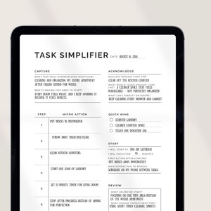 K&ouml;nnte beinhalten: Ein digitales Tablet zeigt eine schwarz-wei&szlig;e "Task Simplifier" Checkliste. Das Dokument enth&auml;lt Abschnitte zum Erfassen von Aufgaben, zum Best&auml;tigen des Fortschritts und zu schnellen Erfolgen. Der Text ist in einer serifenlosen Schriftart.