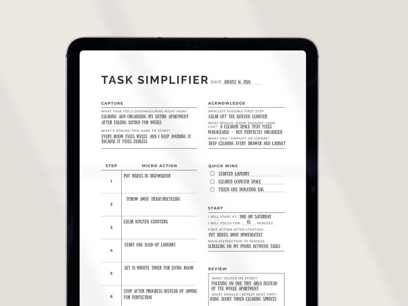 K&ouml;nnte beinhalten: Ein digitales Tablet zeigt eine schwarz-wei&szlig;e "Task Simplifier" Checkliste. Das Dokument enth&auml;lt Abschnitte zum Erfassen von Aufgaben, zum Best&auml;tigen des Fortschritts und zu schnellen Erfolgen. Der Text ist in einer serifenlosen Schriftart.