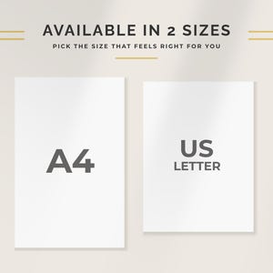 K&ouml;nnte beinhalten: Zwei wei&szlig;e Papierb&ouml;gen, einer mit der Aufschrift "A4" und der andere mit "US LETTER", werden vor einem hellen Hintergrund gezeigt. Der Text "AVAILABLE IN 2 SIZES" und "PICK THE SIZE THAT FEELS RIGHT FOR YOU" steht oben.