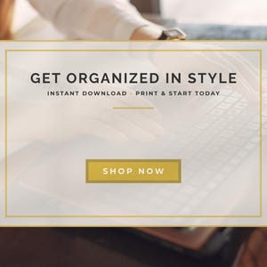 K&ouml;nnte beinhalten: Werbung f&uuml;r ein digitales Produkt mit dem Text "GET ORGANIZED IN STYLE" in schwarzer Schrift. Das Bild enth&auml;lt die S&auml;tze "INSTANT DOWNLOAD" und "PRINT & START TODAY". Ein goldfarbener "SHOP NOW"-Button ist ebenfalls sichtbar.
