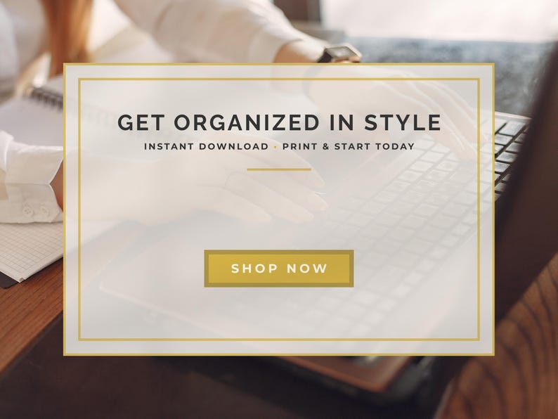 K&ouml;nnte beinhalten: Werbung f&uuml;r ein digitales Produkt mit dem Text "GET ORGANIZED IN STYLE" in schwarzer Schrift. Das Bild enth&auml;lt die S&auml;tze "INSTANT DOWNLOAD" und "PRINT & START TODAY". Ein goldfarbener "SHOP NOW"-Button ist ebenfalls sichtbar.