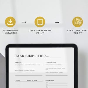 K&ouml;nnte beinhalten: Eine digitale Aufgabenmanagement-Vorlage auf einem Tablet. Die Vorlage tr&auml;gt den Titel "Task Simplifier" und enth&auml;lt Abschnitte zum Erfassen von Aufgaben, zum Best&auml;tigen von Schritten und zum Identifizieren schneller Erfolge. Anweisungen: Sofort herunterladen, auf iPad &ouml;ffnen oder drucken und noch heute mit der Verfolgung beginnen.