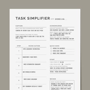 K&ouml;nnte beinhalten: Ein wei&szlig;es Task Simplifier-Arbeitsblatt mit schwarzem Text. Das Arbeitsblatt enth&auml;lt Abschnitte zum Erfassen von Aufgaben, zum Best&auml;tigen von Schritten, zu schnellen Erfolgen und einen &Uuml;berpr&uuml;fungsabschnitt. Das Datum auf dem Arbeitsblatt ist der 15. November 2026.