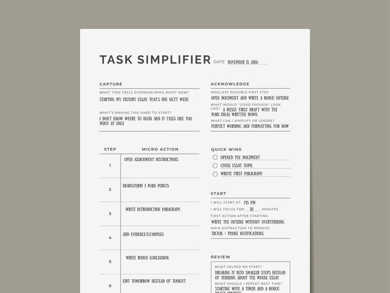 K&ouml;nnte beinhalten: Ein wei&szlig;es Task Simplifier-Arbeitsblatt mit schwarzem Text. Das Arbeitsblatt enth&auml;lt Abschnitte zum Erfassen von Aufgaben, zum Best&auml;tigen von Schritten, zu schnellen Erfolgen und einen &Uuml;berpr&uuml;fungsabschnitt. Das Datum auf dem Arbeitsblatt ist der 15. November 2026.