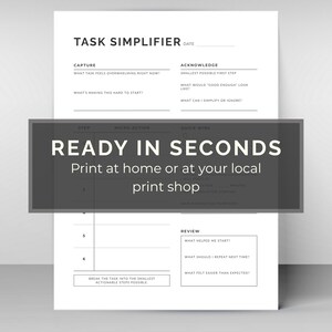 K&ouml;nnte beinhalten: Ein schwarz-wei&szlig; druckbarer Aufgabenorganisator mit dem Titel "Task Simplifier". Das Dokument enth&auml;lt Abschnitte zum Erfassen, Best&auml;tigen und &Uuml;berpr&uuml;fen von Aufgaben. Der Text auf dem Bild lautet "READY IN SECONDS" und "Print at home or at your local print shop."