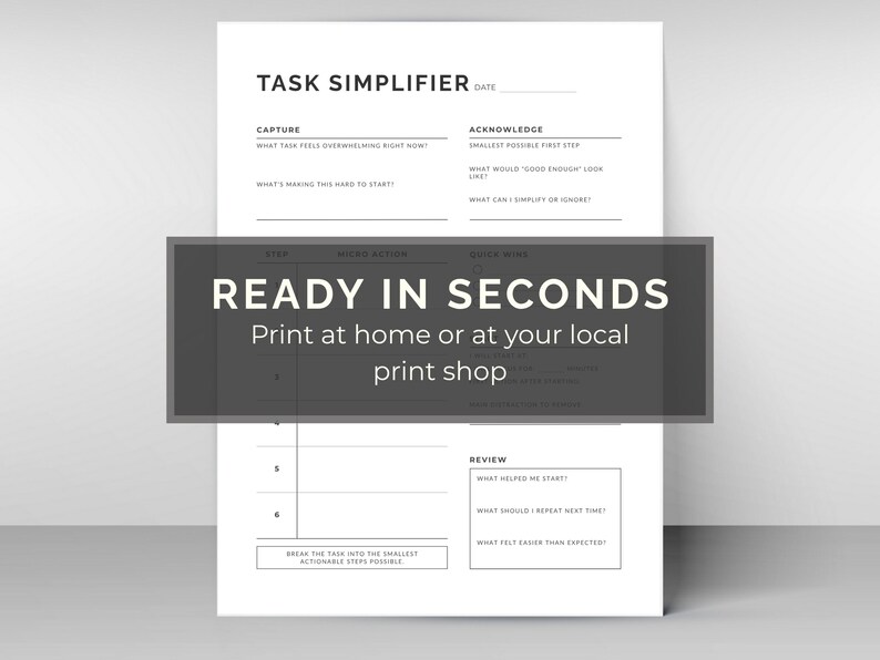 K&ouml;nnte beinhalten: Ein schwarz-wei&szlig; druckbarer Aufgabenorganisator mit dem Titel "Task Simplifier". Das Dokument enth&auml;lt Abschnitte zum Erfassen, Best&auml;tigen und &Uuml;berpr&uuml;fen von Aufgaben. Der Text auf dem Bild lautet "READY IN SECONDS" und "Print at home or at your local print shop."