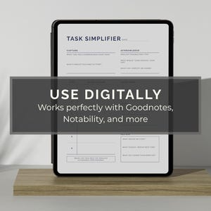 K&ouml;nnte beinhalten: Ein digitales Tablet, das eine "Task Simplifier"-Vorlage anzeigt, mit Abschnitten f&uuml;r Erfassung, Best&auml;tigung und &Uuml;berpr&uuml;fung. Das Tablet steht auf einem Holzst&auml;nder. Text-Overlay: "USE DIGITALLY" und "Works perfectly with Goodnotes, Notability, and more."