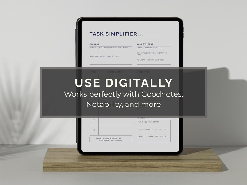 K&ouml;nnte beinhalten: Ein digitales Tablet, das eine "Task Simplifier"-Vorlage anzeigt, mit Abschnitten f&uuml;r Erfassung, Best&auml;tigung und &Uuml;berpr&uuml;fung. Das Tablet steht auf einem Holzst&auml;nder. Text-Overlay: "USE DIGITALLY" und "Works perfectly with Goodnotes, Notability, and more."
